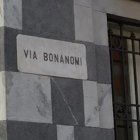 Ancient Courtyard Bonanomi 1p Historic Centre By Logicasa Como