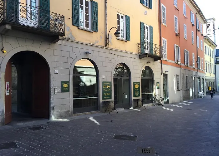 Apartment Ancient Courtyard Bonanomi In Historic Centre Como
