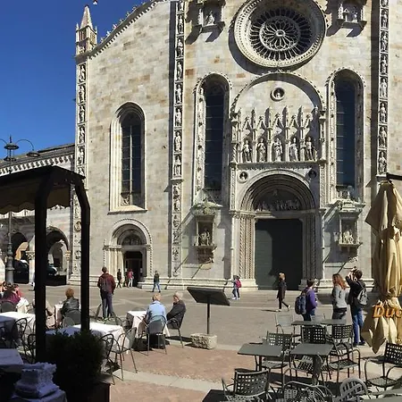 Ancient Courtyard Bonanomi In Historic Centre コモ